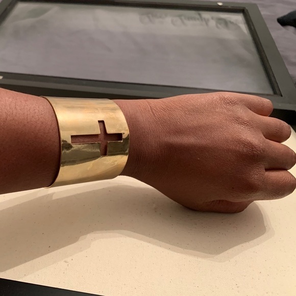 Q) Cross bracelet - Picture 8 of 9